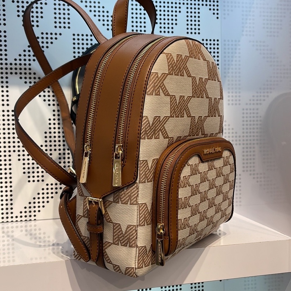 Michael Kors Jaycee Medium Logo Zip Pocket Backpack 

35S3G8TB2J
LUGGAGE - Picture 3 of 16